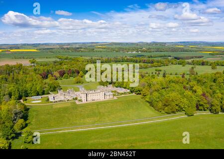 Luftaufnahme der Stadt der Etagen Schloss während Covid-19 Sperrung in Kelso in Scottish Borders, Schottland, Großbritannien geschlossen Stockfoto