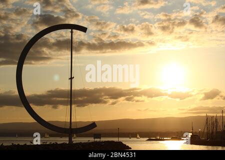 Lausanne, Schweiz - 31. Juli 2019: Die Marina Ouchy in Lausanne, bei Sonnenuntergang mit der Windfahne Eole auf der linken Seite Stockfoto