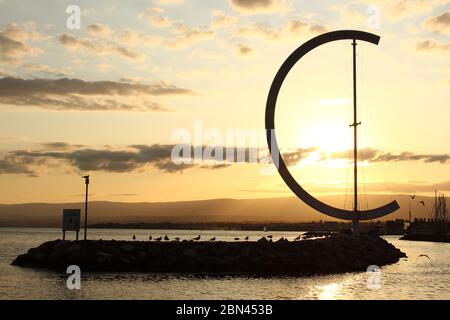 Lausanne, Schweiz - 31. Juli 2019: Die Marina Ouchy in Lausanne, bei Sonnenuntergang an einem Sommerabend, mit der Windfahne Eole von Clelia Bettua Stockfoto