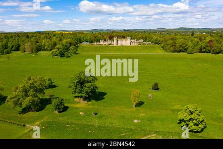 Luftaufnahme der Stadt der Etagen Schloss während Covid-19 Sperrung in Kelso in Scottish Borders, Schottland, Großbritannien geschlossen Stockfoto