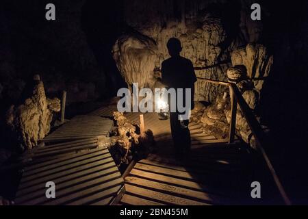 Ein lokaler Guide in der Tham Lot Höhle, Pang Mapha, Pai, Thailand Stockfoto