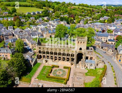 Luftaufnahme der Jedburgh Abbey während der Covid-19-Sperre in Scottish Borders, Schottland, Großbritannien geschlossen Stockfoto