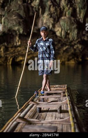 Ein bootsmann auf der Innenseite der Tham Lot Höhle, Pang Mapha, Pai, Thailand. Stockfoto