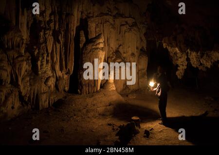 Ein lokaler Guide in der Tham Lot Höhle, Pang Mapha, Pai, Thailand Stockfoto