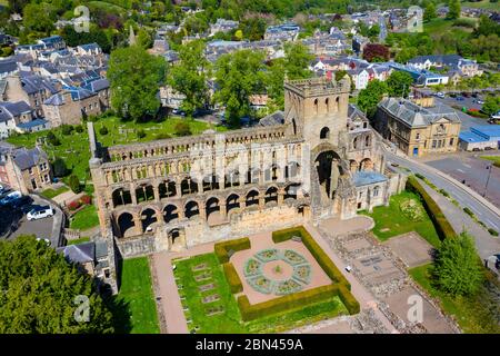 Luftaufnahme der Jedburgh Abbey während der Covid-19-Sperre in Scottish Borders, Schottland, Großbritannien geschlossen Stockfoto