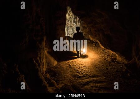 Ein lokaler Guide in der Tham Lot Höhle, Pang Mapha, Pai, Thailand Stockfoto