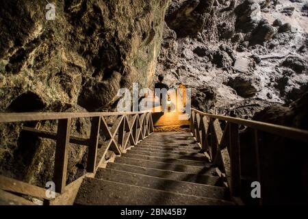 Ein lokaler Guide in der Tham Lot Höhle, Pang Mapha, Pai, Thailand Stockfoto