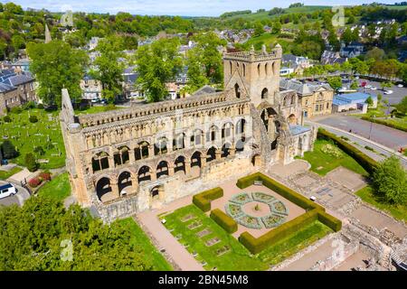 Luftaufnahme der Jedburgh Abbey während der Covid-19-Sperre in Scottish Borders, Schottland, Großbritannien geschlossen Stockfoto