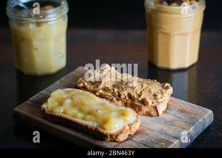 Erdnussbutter und Bananenmarmelade auf glutenfreiem Brot Stockfoto