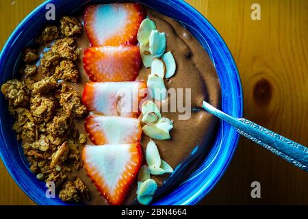 Schokoladen-Smoothie-Schüssel Stockfoto