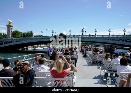 Touristen auf der Bateaux-Mouches seine-Tour Bootstouren in der seine mit Pont Alexandre III Brücke im Hintergrund.Paris.Frankreich Stockfoto