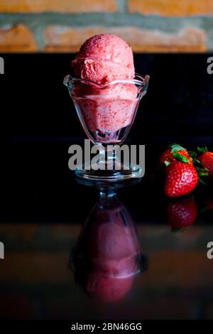 Hausgemachtes Erdbeergelato Stockfoto