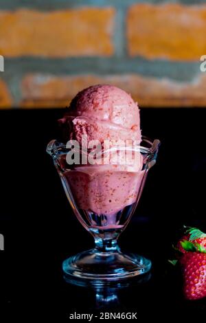Hausgemachtes Erdbeergelato Stockfoto