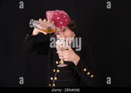 Ein Foto mit schwarzem Hintergrund eines buccaner-Look in der Kamera Stockfoto