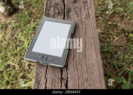 Digitaler Buchleser, E-Book, auf Holzbank im Garten, Areal, Rio de Janeiro, Brasilien Stockfoto