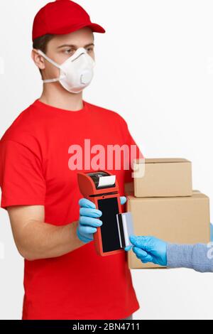 Kontaktlose Lieferung und Online-Zahlung während der Quarantäne Stockfoto
