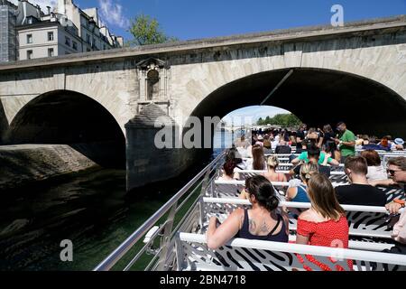 Touristen auf der Bateaux-Mouches seine-Tour Bootstouren in der seine mit Pont Marie Brücke im Hintergrund.Paris.Frankreich Stockfoto