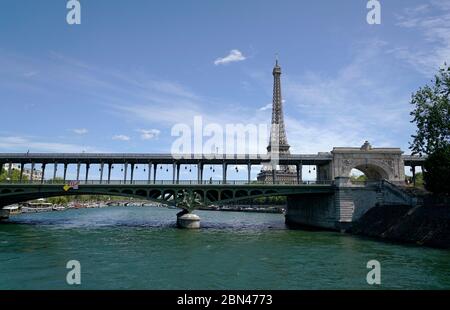 Brücke Pont de Bir-Hakeim über seine mit Eiffelturm Im Hintergrund.Paris.Frankreich Stockfoto