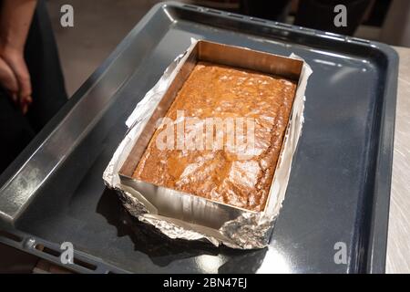 Frisch gebackener Brownie in einer Pfanne mit Folie Stockfoto