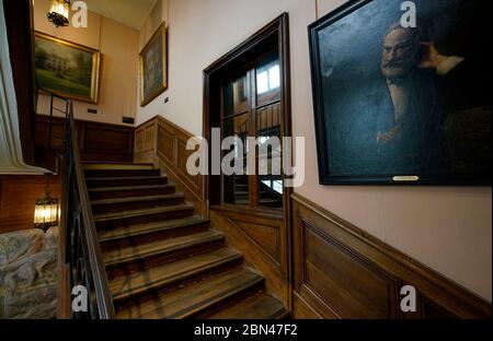 Die Haupttreppe im Inneren des Maison de Victor Hugo (Heim von Victor Hugo) mit Hugos Porträt an der Wand in Placedes Vosges.Marais-Viertel.Paris.Frankreich Stockfoto