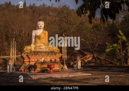 Buddha-Statue im Wat Phra Non Tempel in Mae Hong Son, Thailand. Stockfoto