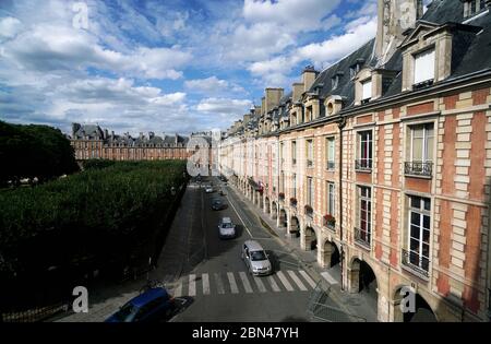 Der Blick auf Architekturen des 17. Jahrhunderts auf dem Place des Vosges von Maison de Victor Hugo.Le Marais.Paris.Frankreich Stockfoto