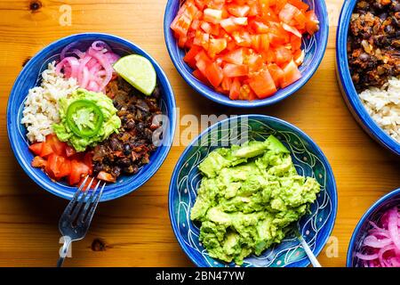 Burrito-Schalen mit braunem Reis Stockfoto