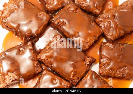 Draufsicht auf Brownie mit gesalzener Karamellsauce gegossen Stockfoto