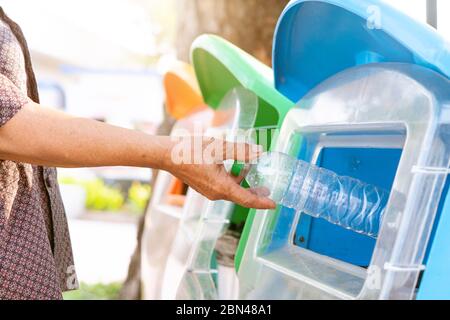 Alte Frauen Hand weg werfen den Müll in den Mülleimer/Papierkorb, sortieren von Abfall/Müll vor dem Ablegen in das Ausgabefach Stockfoto