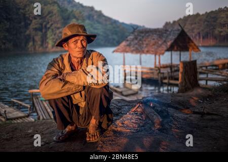 Lokaler Bamboo Floßfahrer wartet auf die Kunden in der Pang Ung, Mae Hong Son, Thailand. Stockfoto