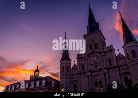 Sonnenuntergang Saint Louis Kathedrale Älteste Kirche Cabildo State Museum New Oreeans Louisiana Stockfoto