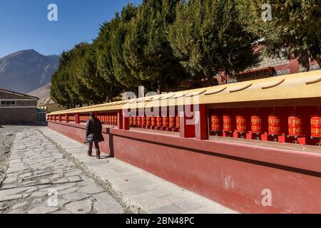 Eine Frau spinnt buddhistische Gebetstrommeln. Buddhistischer Tempel in Jomsom. Nepal. Stockfoto