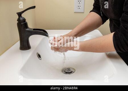 Weibliche Hände waschen mit Seifenwasser zum Schutz vor Keimen Stockfoto