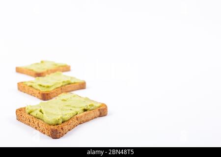 Toast mit Avocados auf weißem Hintergrund. Gesunde Ernährung Stockfoto