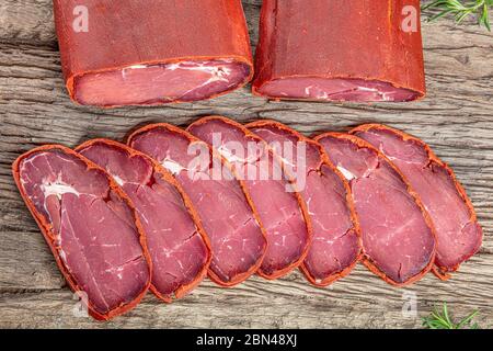 Türkische Speck pastrami, Rindfleisch pastrami in Scheiben geschnitten Pastirma oder Türkisch pastrami ist als getrocknetes Fleisch bekannt. Stockfoto