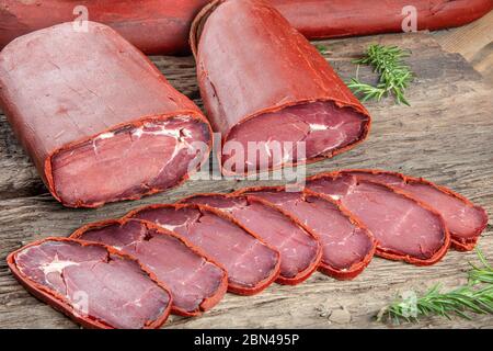 Türkische Speck pastrami, Rindfleisch pastrami in Scheiben geschnitten Pastirma oder Türkisch pastrami ist als getrocknetes Fleisch bekannt. Stockfoto