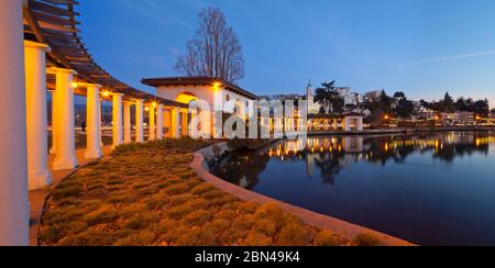 Kolonnade und Pergola am Lake Merritt, Oakland California, Dämmerung. Der Architekt Walter Reed entwarf 1913. Stockfoto