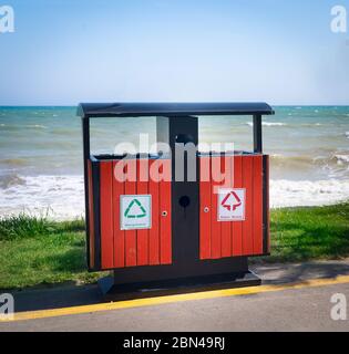 Mülltonne mit Mülltrennung, um die Ökologie der Umwelt an der Strandpromenade zu retten. Blauer Himmel und Sauberkeit. Stockfoto