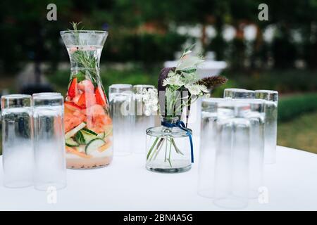 Foto einer Wasserflasche mit Fruchtscheiben Stockfoto