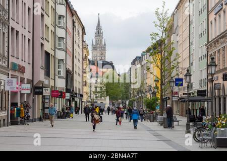 Blick entlang der Sendlinger Straße Richtung Marienplatz. In der Ferne der Turm des Neuen Rathauses. Beliebte Fußgängerzone. Stockfoto