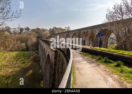 Das Kanal-Aquädukt und Eisenbahnviadukt, die über das Ceiriog-Tal und die walisisch-englische Grenze in der Nähe von Chirk, Nordost-Wales Stockfoto