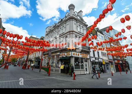 London, Großbritannien. 12 Mai 2020. Ein praktisch leeres Chinatown während der andauernden Sperrung der Coronavirus-Pandemie. Normalerweise sind die Straßen mit Touristen und Besuchern überfüllt, aber als Folge von Covid 19, wird der Fußabfall deutlich reduziert. Kredit: Stephen Chung / Alamy Live News Stockfoto