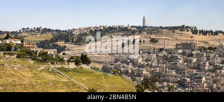 Jerusalem, Israel - 5. Mai 2020: Silwan-Dorf und Ölberg ragen über ihm. Unter den Sehenswürdigkeiten gesehen: Die russische Kirche der Aufstieg, die Stockfoto