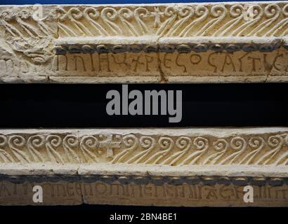 Architraves des Chorschirms aus der Kirche des Heiligen Erlösers in Cetina bei Vrlika, 9. Jahrhundert. Detail. Museum der kroatischen archäologischen Denkmäler, Split, Kroatien. Stockfoto