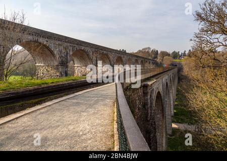 Das Kanal-Aquädukt und Eisenbahnviadukt, die über das Ceiriog-Tal und die walisisch-englische Grenze in der Nähe von Chirk, Nordost-Wales Stockfoto