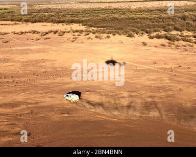 Nationalgarde UH-72 Piloten auf Patrouille, zusammen mit Tucson Sektor Special Operations Loslösung, Mobile Response Team (MRT) / Flug Team Member Agent Zachary Pruitt, über die Tucson Sektor West Desert beobachtet ein Feuer in der offenen Wüste, ungefähr 100 Meilen südwestlich von Tucson, AZ. Wenn das Flugzeug näherte, zwei Personen kam aus der Bürste und der Hubschrauber signalisiert. Die Flugbesatzung geführte a Casa Grande, AZ Border Patrol-Agenten (Bild unten) an den Standort der Personen'. Die beiden Personen wurden ermittelt werden in den Vereinigten Staaten illegal und wurden verarbeitet Accordi Stockfoto