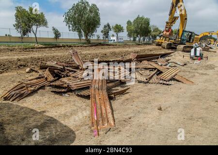 Bauarbeiter setzen neue Mauer an der Grenze zum Verantwortungsbereich Chula Vista, Kalifornien, die am 19. Juni 2018. Zu sehen sind hier Reststück der alten Grenzzaun. Stockfoto