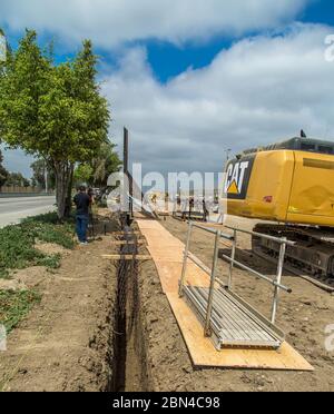 Bauarbeiter setzen neue Mauer an der Grenze zum Verantwortungsbereich Chula Vista, Kalifornien, die am 19. Juni 2018. Hier gesehen aus dem Westen ist der Graben mit neuen Panels in den Hintergrund. Stockfoto