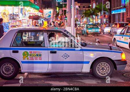 Naha, Präfektur Okinawa / Japan - 26. Februar 2018: Taxifahrer warten auf Passagiere in Naha, Okinawa, Japan Stockfoto