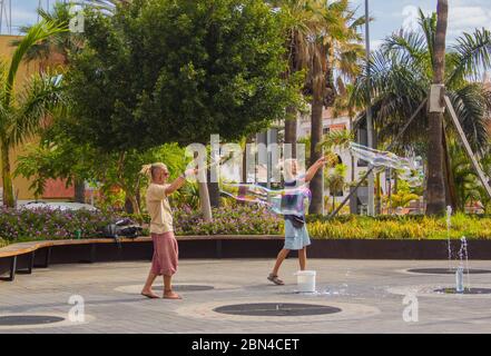 Gran Canaria, Spanien - Mai 27,2018: EIN Kind fängt Seifenblasen. Stockfoto